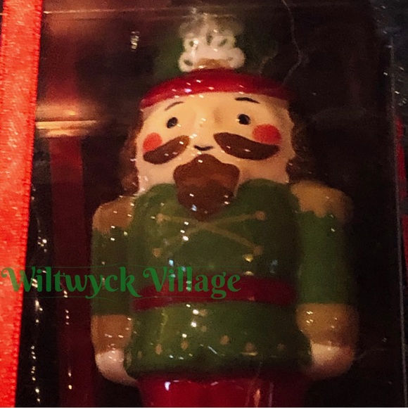 Lang Set of 2 Hand Painted Nutcracker Salt + Pepper Shakers - Picture 3 of 6
